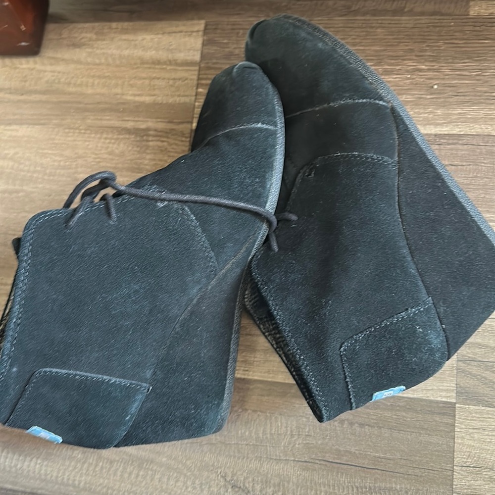 TOMS SHOES